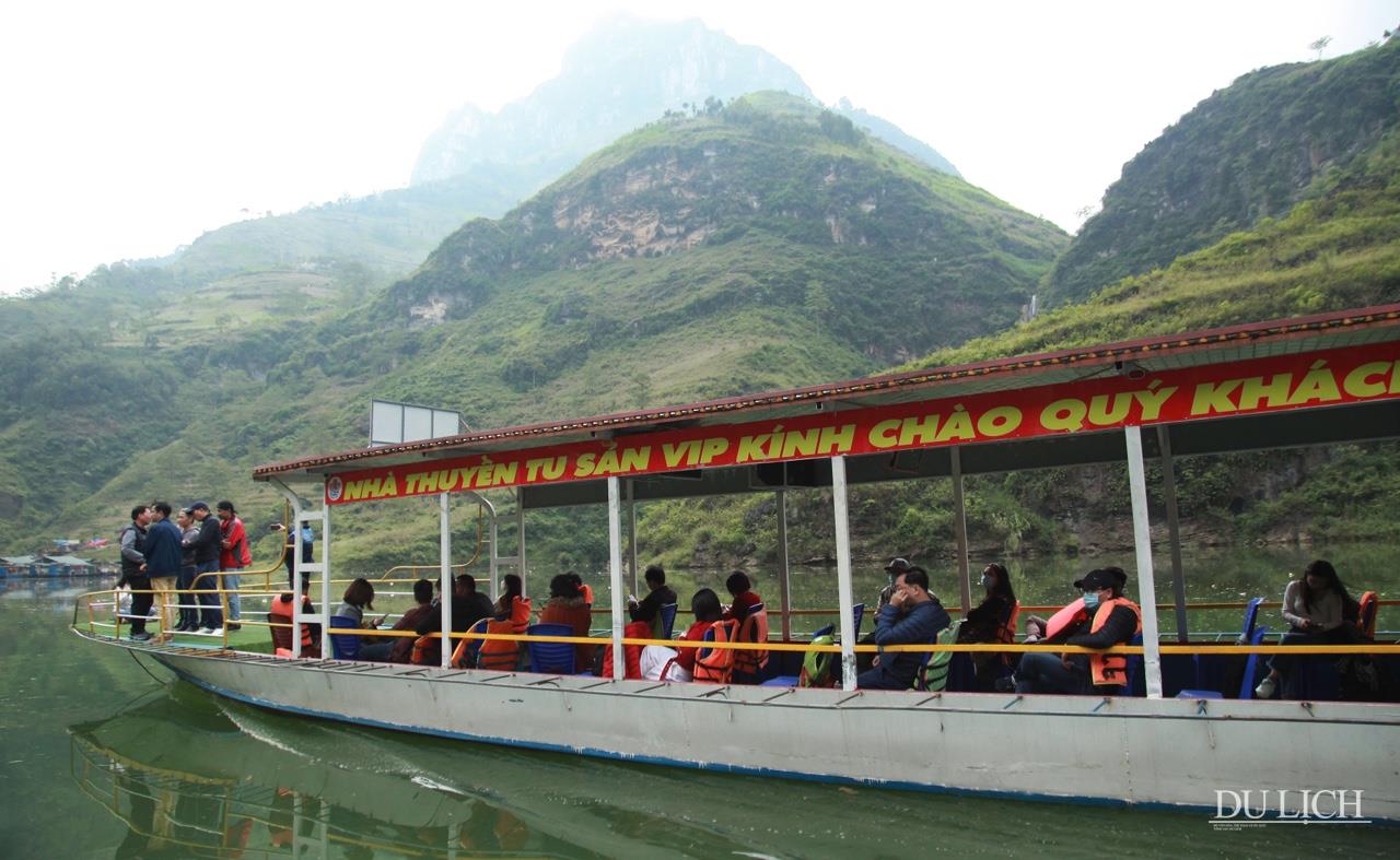 Du khách đi thuyền khám phá nét đẹp sông Nho Quế ở huyện Mèo Vạc, Hà Giang